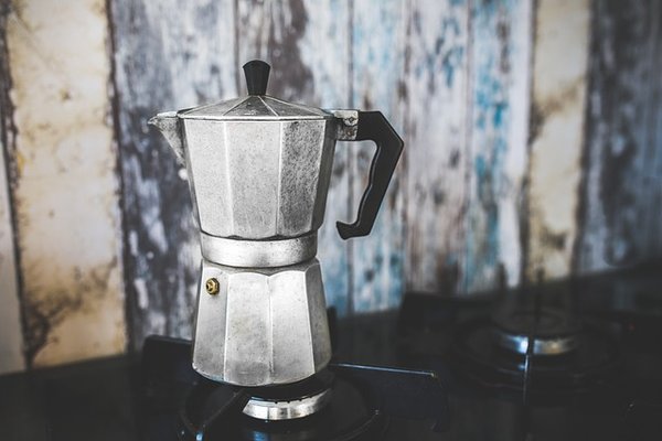 Quelles sont les caractéristiques essentielles d'une bonne cafetière ?